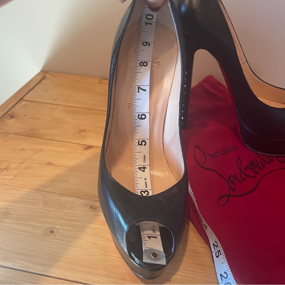 Christian Louboutin Spiked Heels 39.5 (8.5) AUTHENTICATED - Picture 9 of 14